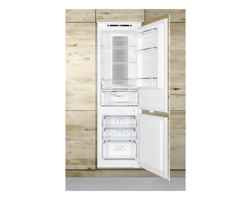 Geopende inbouwkoelkast met compartimenten en laden