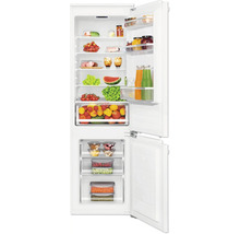 Geopende koelkast gevuld met diverse levensmiddelen