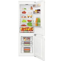 Geopende koelkast gevuld met voedsel.