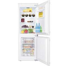 Geopende koelkast met diverse etenswaren