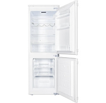 Geopende koelkast met vriesvak en planken