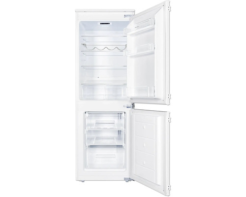 Geopende koelkast met vriesvak en planken