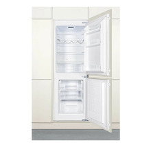 Geopende inbouwkoelkast met vriesvak en compartimenten