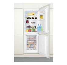 Geopende inbouwkoelkast met voedsel aan de binnenkant.