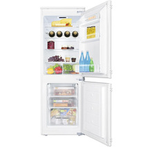 Geopende koelkast gevuld met diverse levensmiddelen