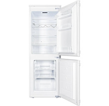 Geopende koelkast met planken en laden