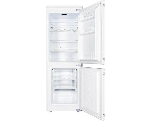 Geopende koelkast met planken en laden