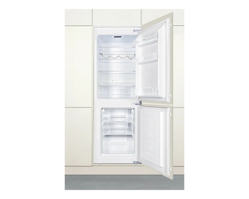 Geopende inbouwkoelkast met vriesvak en meerdere opbergvakken