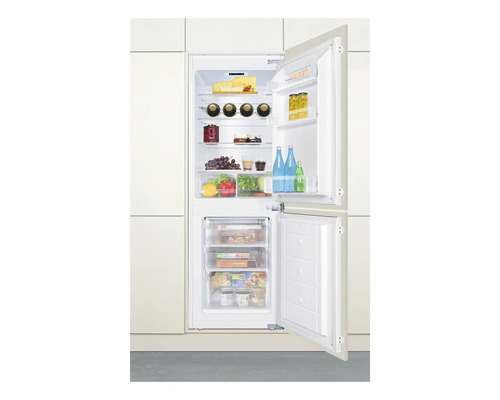 Geopende inbouwkoelkast met levensmiddelen