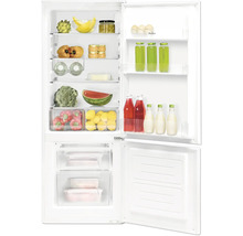 Geopende koelkast gevuld met voedsel