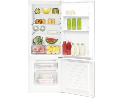 Geopende koelkast gevuld met voedsel