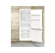 Geopende witte Amica koelkast met planken en lades