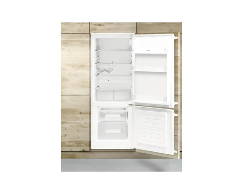 Geopende witte Amica koelkast met planken en lades