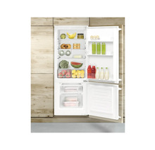 Open koelkast gevuld met voedsel