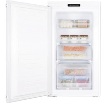 Vriezer met open deur en verschillende lades met voedsel