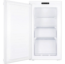 Geopende vriezer met laden