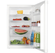 Geopende koelkast gevuld met diverse levensmiddelen zoals kaas, tomaten, aubergine, paprika''s, komkommers, meloen en dranken