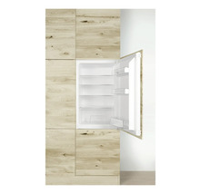 Open inbouwkoelkast met een lichte houtlook