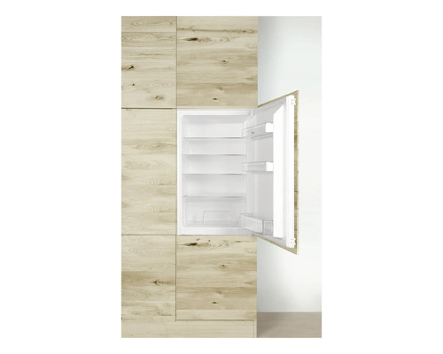 Open inbouwkoelkast met een lichte houtlook