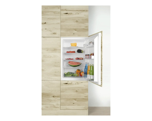 Inbouwkoelkast met open deur, gevuld met levensmiddelen in een houten keuken