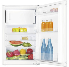 Open koelkast met groenten, fruit en dranken