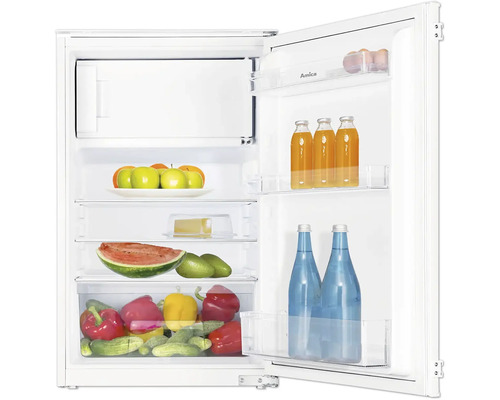 Open koelkast met groenten, fruit en dranken