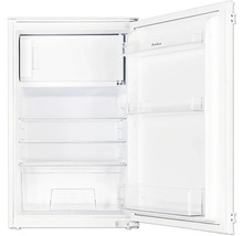 Geopende koelkast met planken en compartimenten.