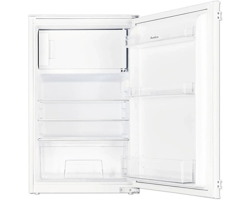 Geopende koelkast met planken en compartimenten.