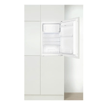 Geïntegreerde koelkast met open deur in witte keuken