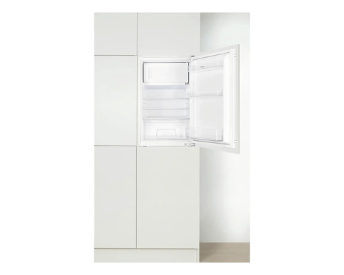 Geïntegreerde koelkast met open deur in witte keuken