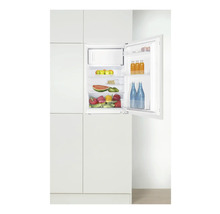 Ingebouwde koelkast met open deur en voedingsmiddelen