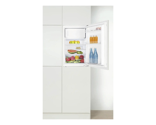 Ingebouwde koelkast met open deur en voedingsmiddelen