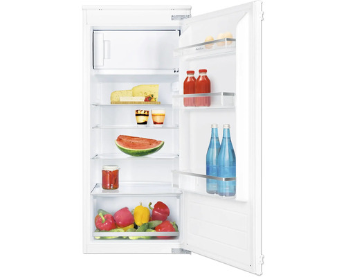 Geopende koelkast gevuld met verschillende levensmiddelen