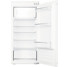 Open, witte koelkast met glazen planken en deurvakken