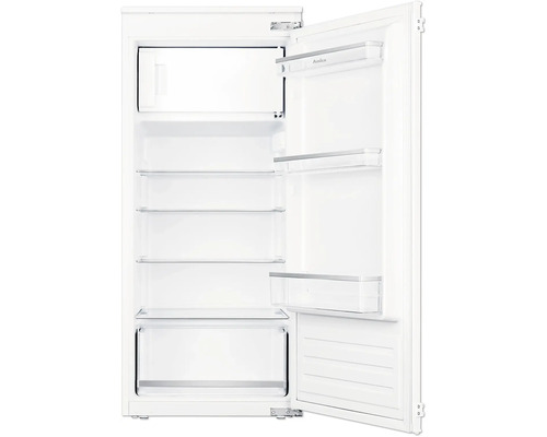 Open, witte koelkast met glazen planken en deurvakken