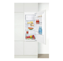 Geïntegreerde koelkast met voedingsmiddelen zoals kaas, dranken en groenten