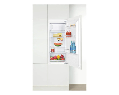 Geïntegreerde koelkast met voedingsmiddelen zoals kaas, dranken en groenten