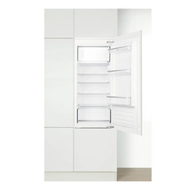 Ingebouwde koelkast met open deur in witte keuken