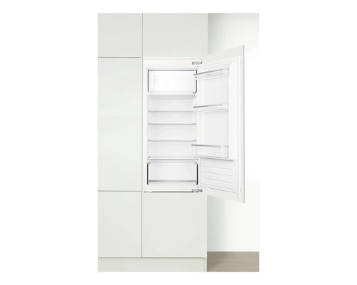 Ingebouwde koelkast met open deur in witte keuken