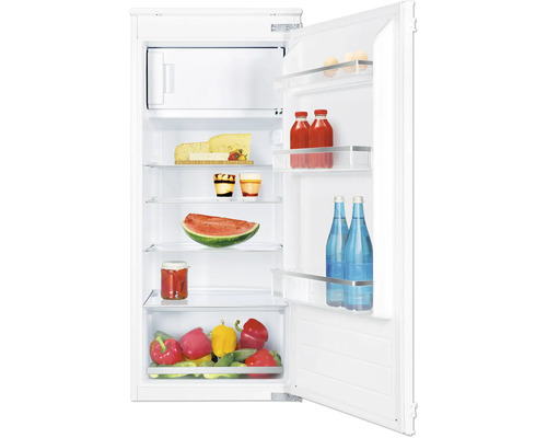 Geopende witte koelkast met diverse levensmiddelen