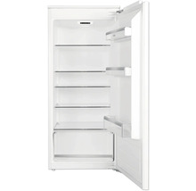 Open, witte koelkast met glazen planken en groentelade.