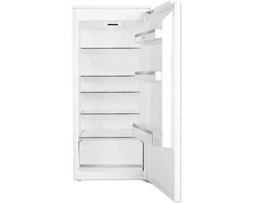 Open, witte koelkast met glazen planken en groentelade.