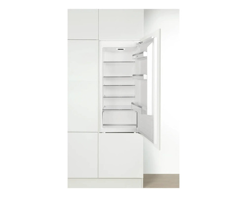 Geïntegreerde koelkast met open deur en glazen planken