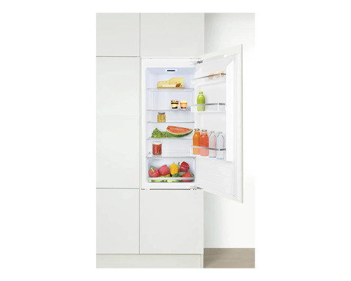 Ingebouwde koelkast met geopende deur, gevuld met diverse levensmiddelen.