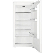 Geopende, witte koelkast met glazen planken