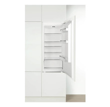 Ingebouwde koelkast met open deur en glazen planken