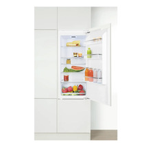 Geïntegreerde koelkast met open deur, gevuld met voedingsmiddelen