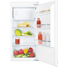 Geopende koelkast met etenswaren op de planken