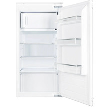 Geopende koelkast met glazen planken en deurvakken