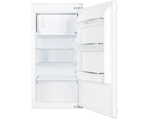 Geopende koelkast met glazen planken en deurvakken